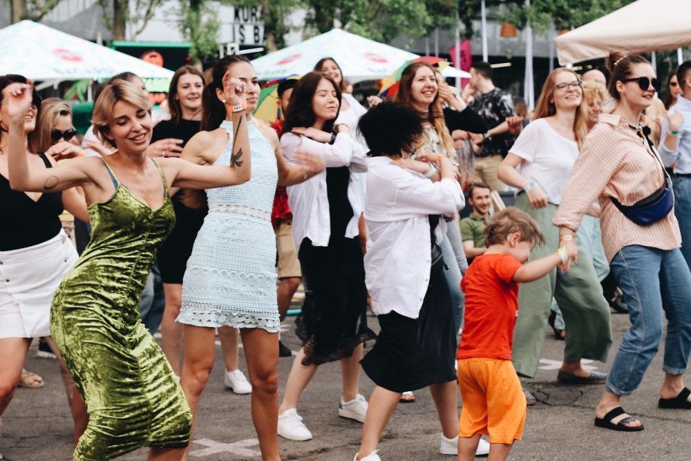 Возвращение Куража: ищи себя на фото карантинной дневной вечеринки 17