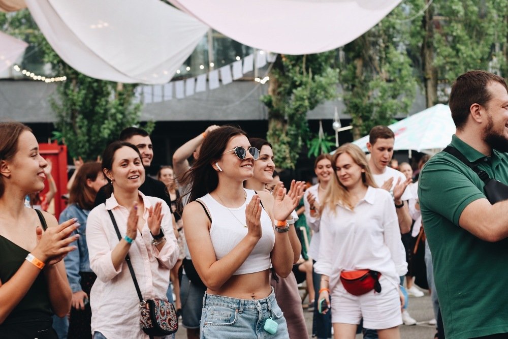 Возвращение Куража: ищи себя на фото карантинной дневной вечеринки 18