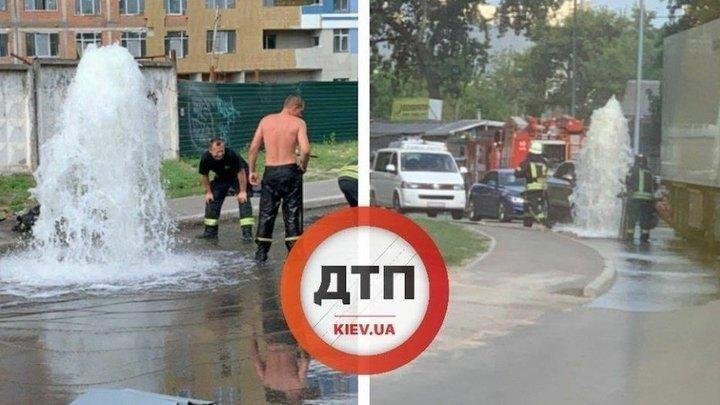 В Киеве фура сбила пожарный гидрант: гейзер воды залил дорогу 1