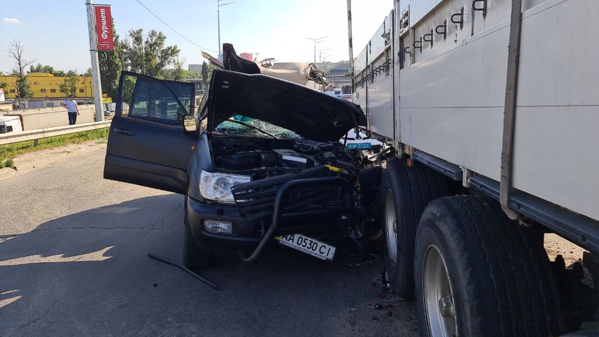 В Киеве на Надднепрянском шоссе внедорожник влетел под фуру: водитель погиб на месте 1
