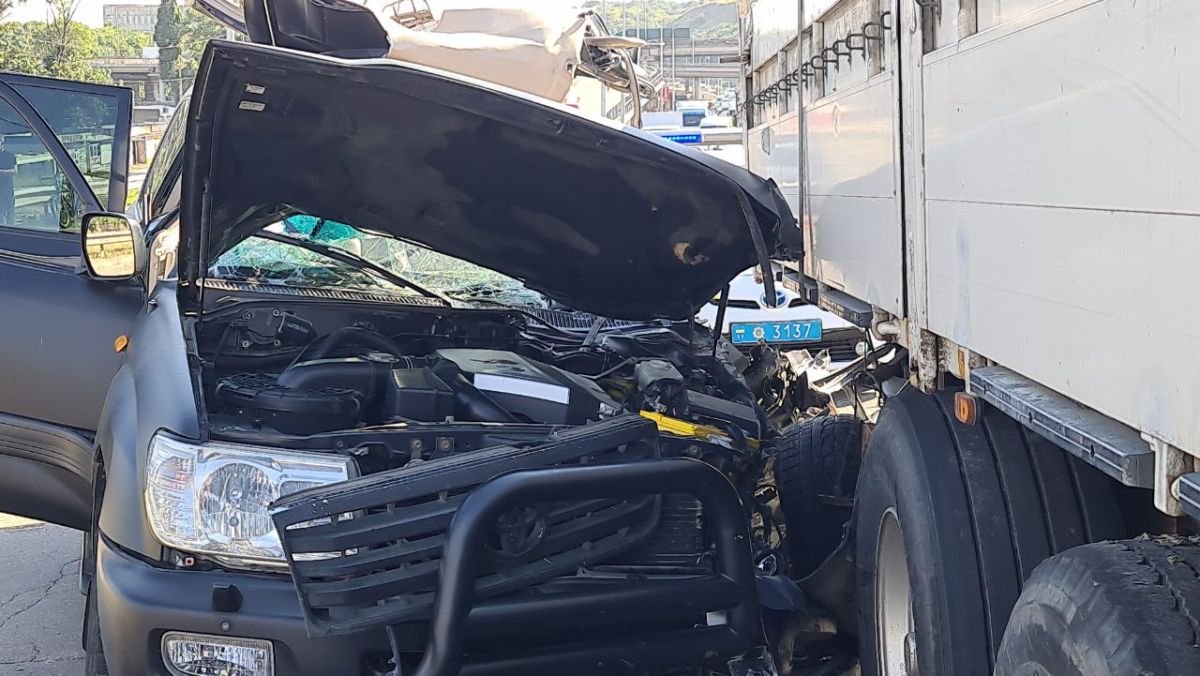 В Киеве на Надднепрянском шоссе внедорожник влетел под фуру: водитель погиб на месте 2