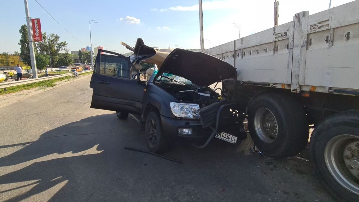 В Киеве на Надднепрянском шоссе внедорожник влетел под фуру: водитель погиб на месте 3