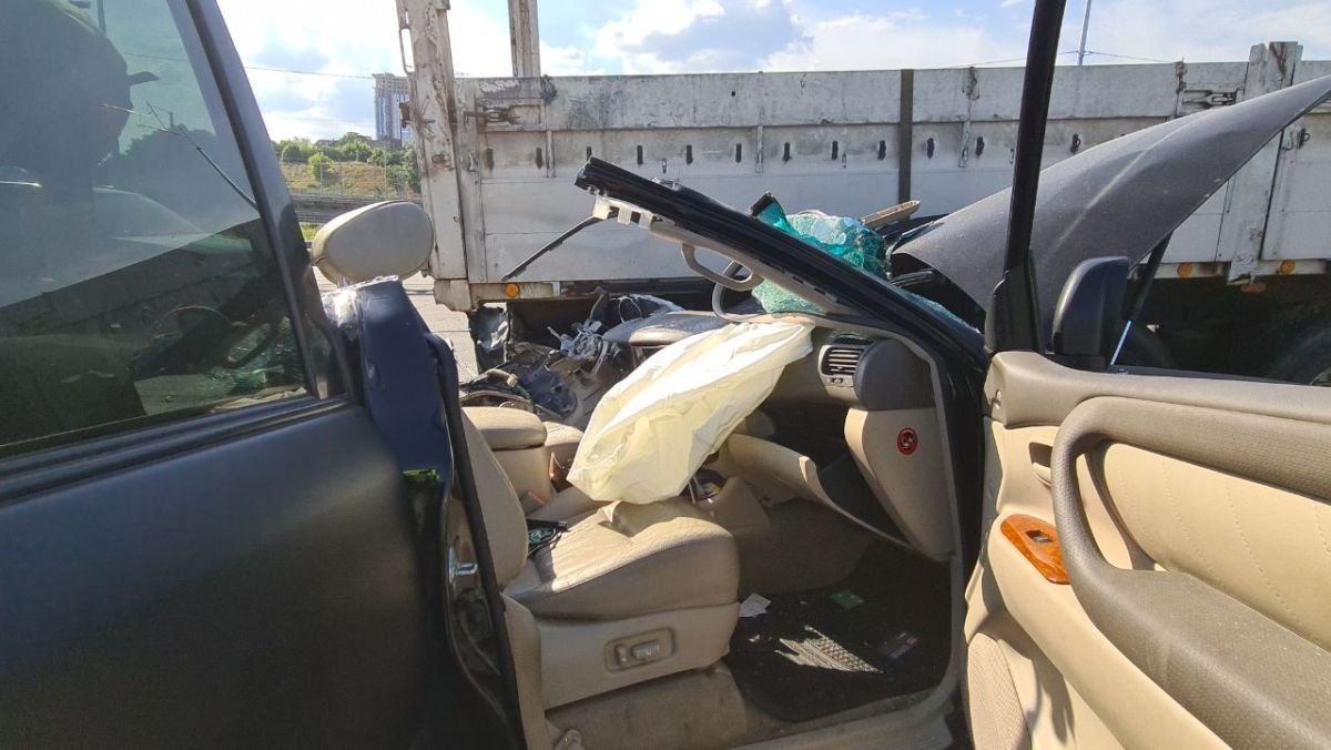 В Киеве на Надднепрянском шоссе внедорожник влетел под фуру: водитель погиб на месте 4