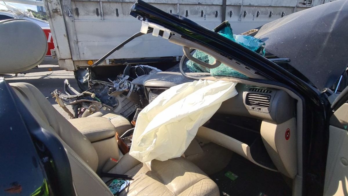 В Киеве на Надднепрянском шоссе внедорожник влетел под фуру: водитель погиб на месте 5