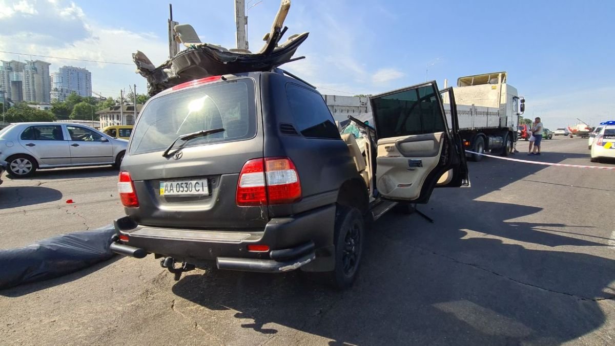 В Киеве на Надднепрянском шоссе внедорожник влетел под фуру: водитель погиб на месте 6