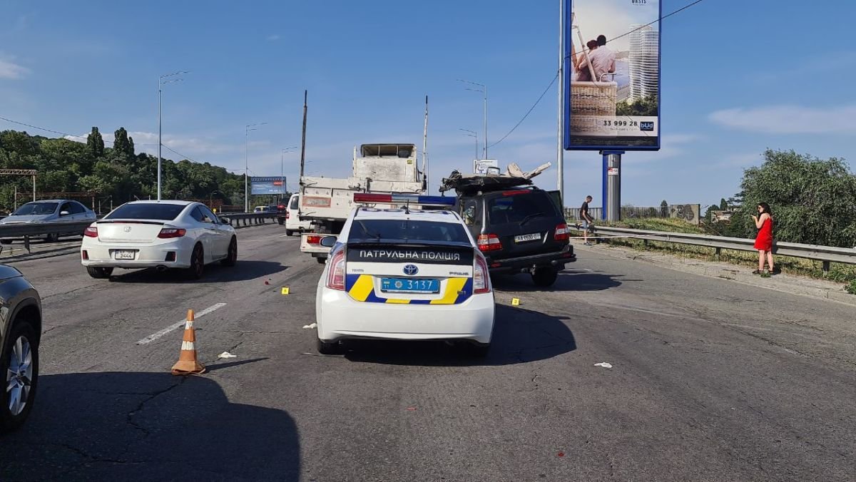 В Киеве на Надднепрянском шоссе внедорожник влетел под фуру: водитель погиб на месте 7