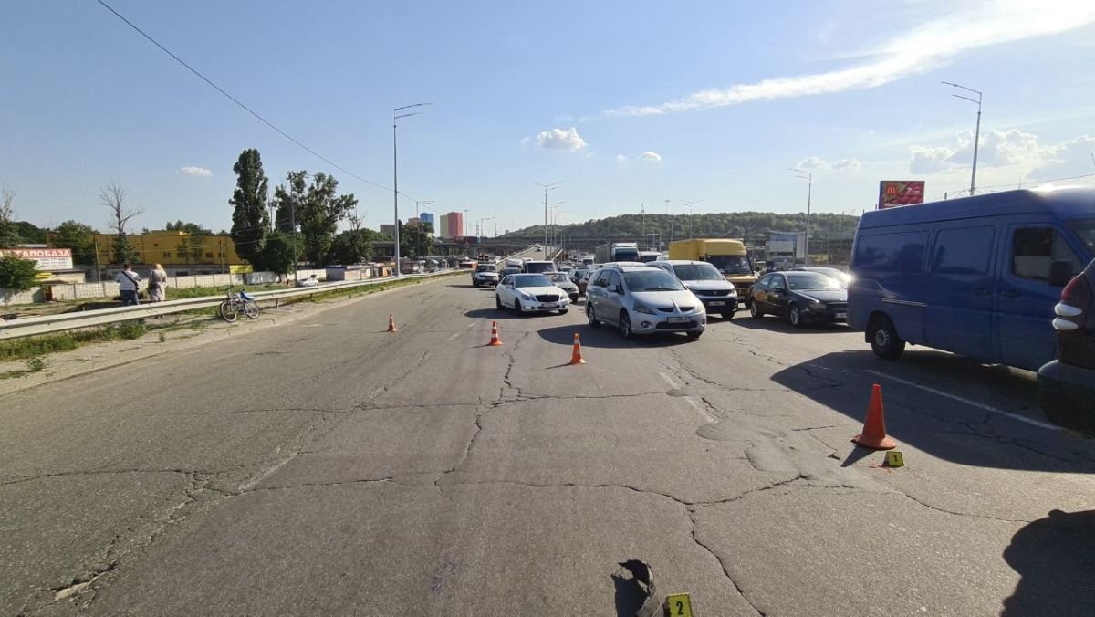 В Киеве на Надднепрянском шоссе внедорожник влетел под фуру: водитель погиб на месте 8
