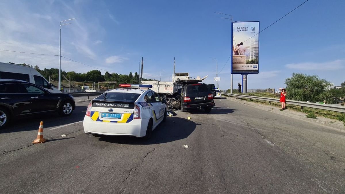 В Киеве на Надднепрянском шоссе внедорожник влетел под фуру: водитель погиб на месте 9