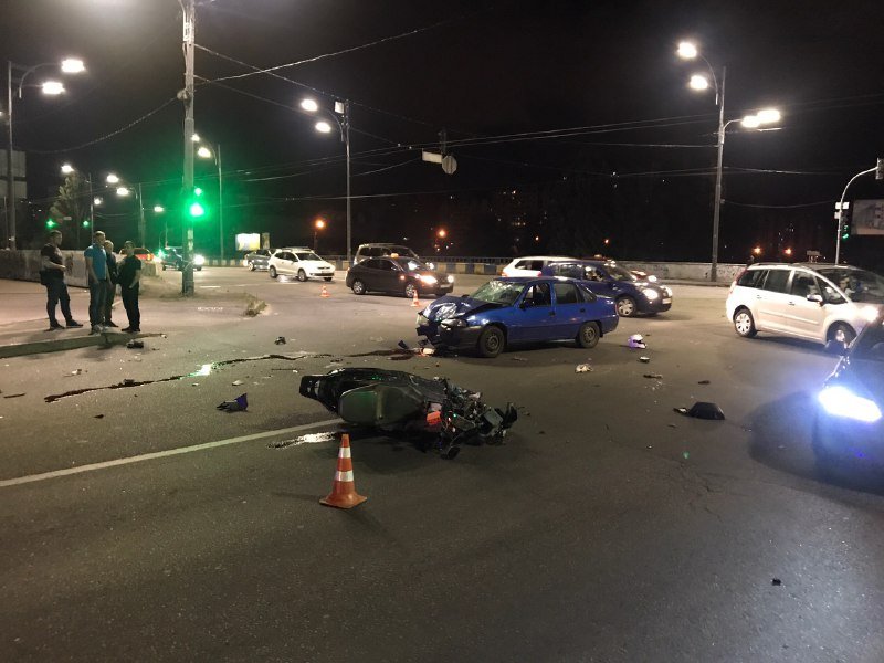 В Киеве на Троещине автомобиль Daewoo сбил мопед: пострадала девушка 1