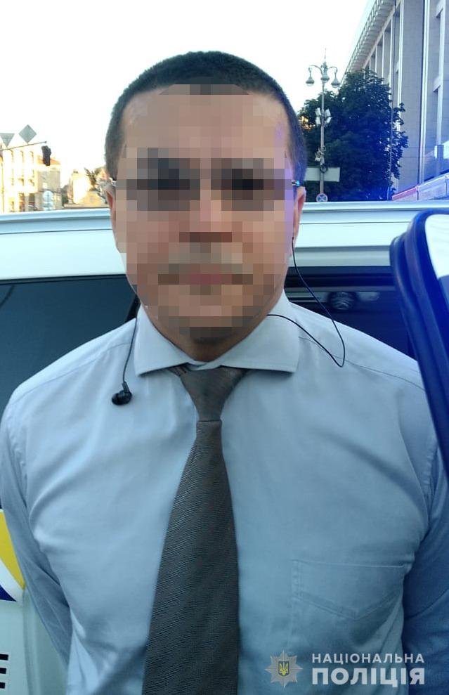 В Киеве на Майдане мужчина облил горючим и поджог автомобиль 1