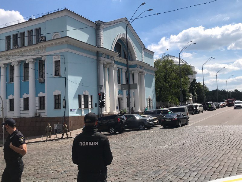 В Киеве в БЦ Леонардо захватили людей в заложники, террорист угрожает взрывом 6