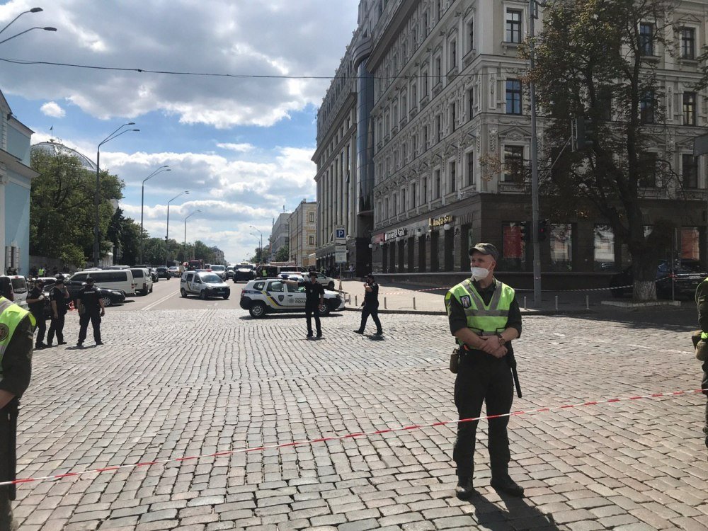 В Киеве в БЦ Леонардо захватили людей в заложники, террорист угрожает взрывом 13