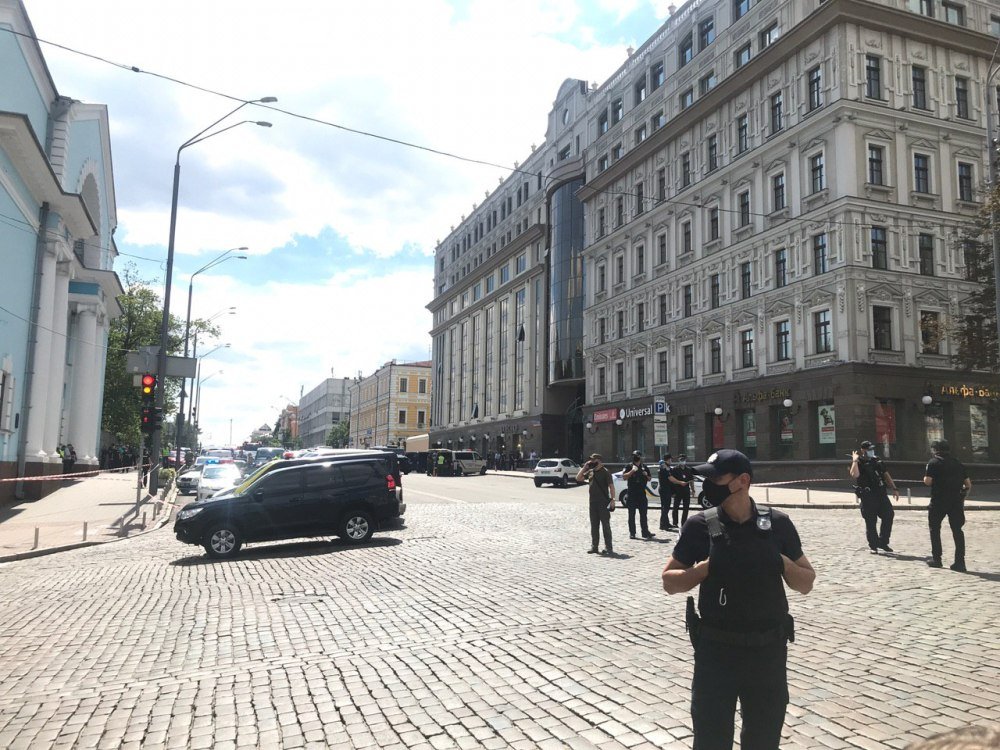 В Киеве террорит захватил отделение банка в БЦ Леонардо: что сейчас происходит на месте событий 1