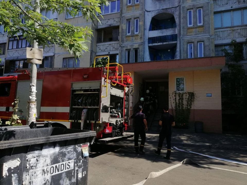 В Киеве на Троещине горела многоэтажка 2