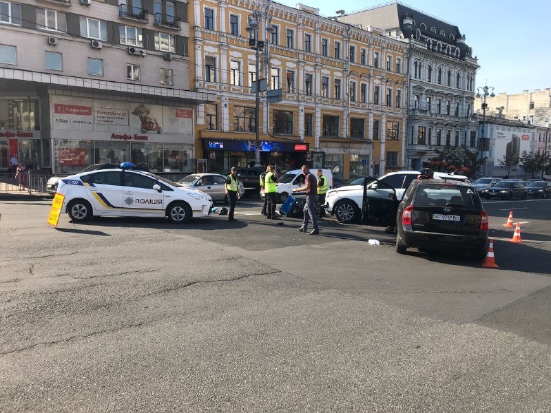 В Киеве на Бессарабской площади тройное ДТП: Mercedes проехал на красный и сбил мопедиста 2