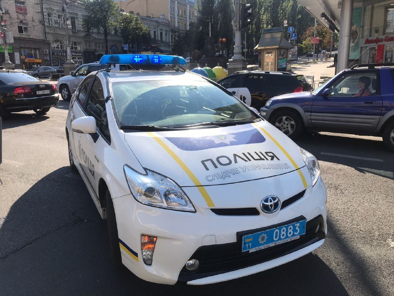 В Киеве на Бессарабской площади тройное ДТП: Mercedes проехал на красный и сбил мопедиста 3