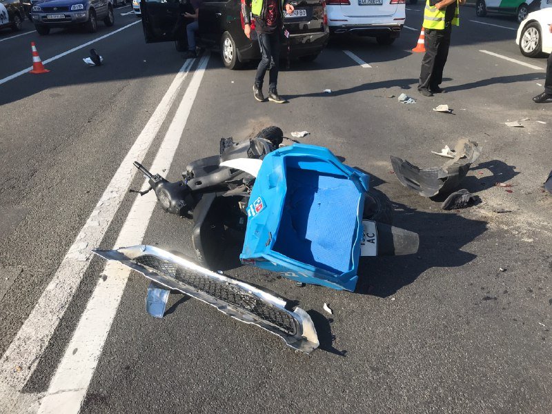 В Киеве на Бессарабской площади тройное ДТП: Mercedes проехал на красный и сбил мопедиста 4