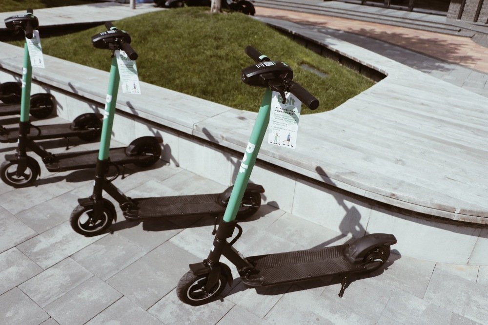 Чтобы воспользоваться сервисом проката электросамокатов, необходимо приложение Bolt