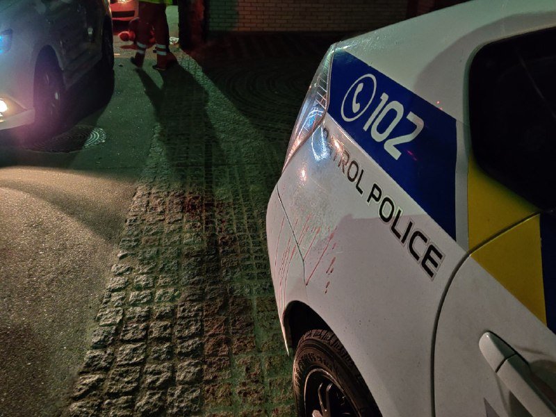 В Киеве на Куреневке мужчина разбил головой стекло патрульного автомобиля 1