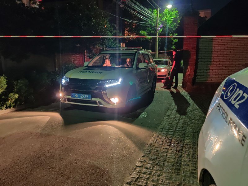 В Киеве на Куреневке мужчина разбил головой стекло патрульного автомобиля 2