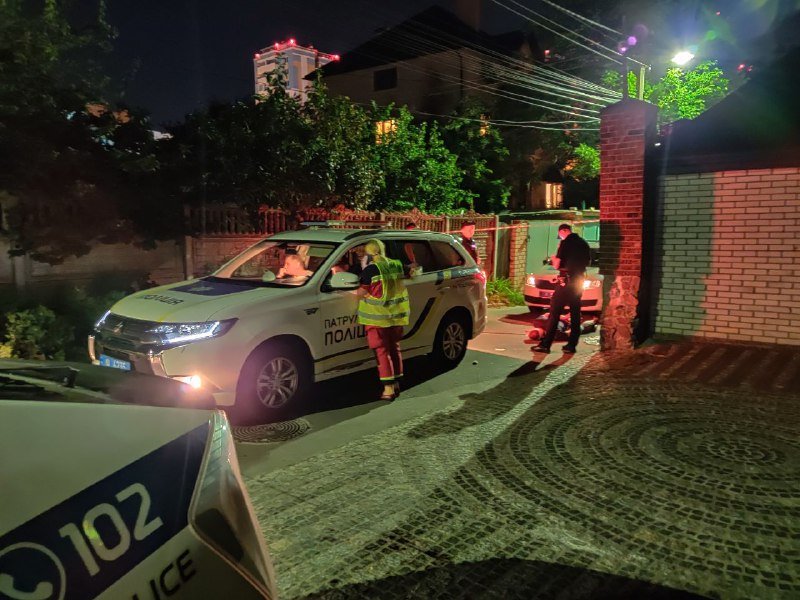 В Киеве на Куреневке мужчина разбил головой стекло патрульного автомобиля 3