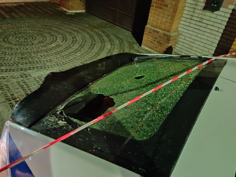 В Киеве на Куреневке мужчина разбил головой стекло патрульного автомобиля 4