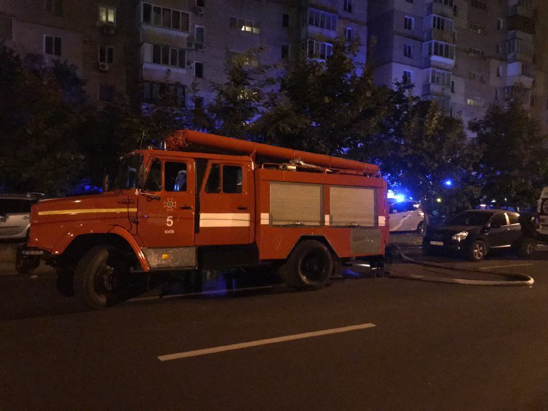 В Киеве на Харьковском массиве горела квартира многоэтажки 2