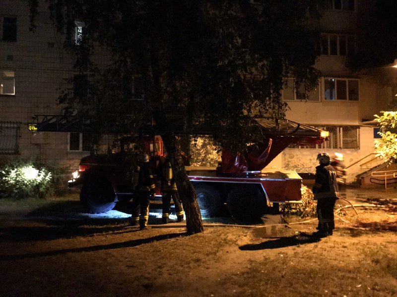 В Киеве на Харьковском массиве горела квартира многоэтажки 3