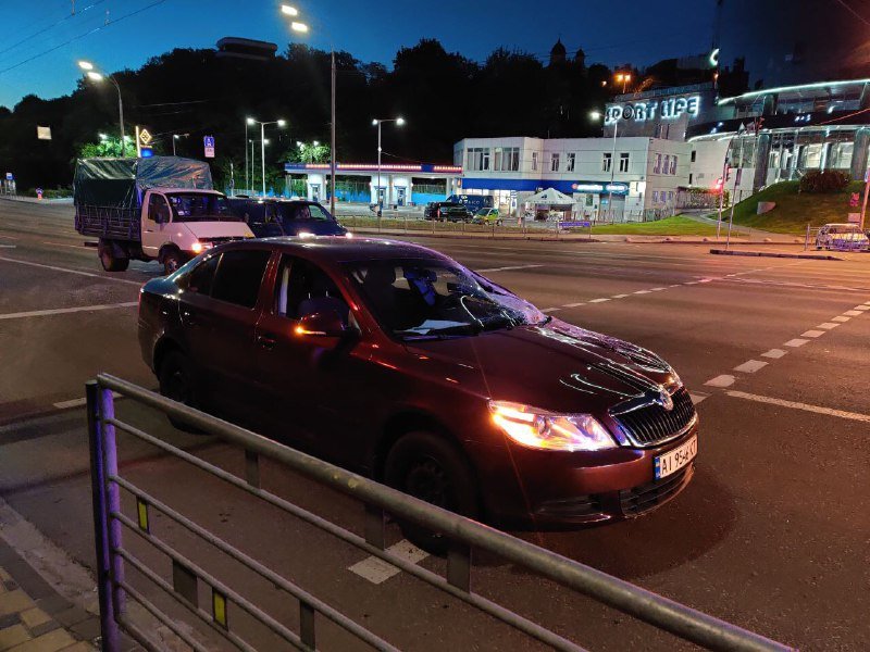 В Киеве на бульваре Дружбы Народов столкнулись "Газель" и Skoda: пострадал водитель легковушки 1