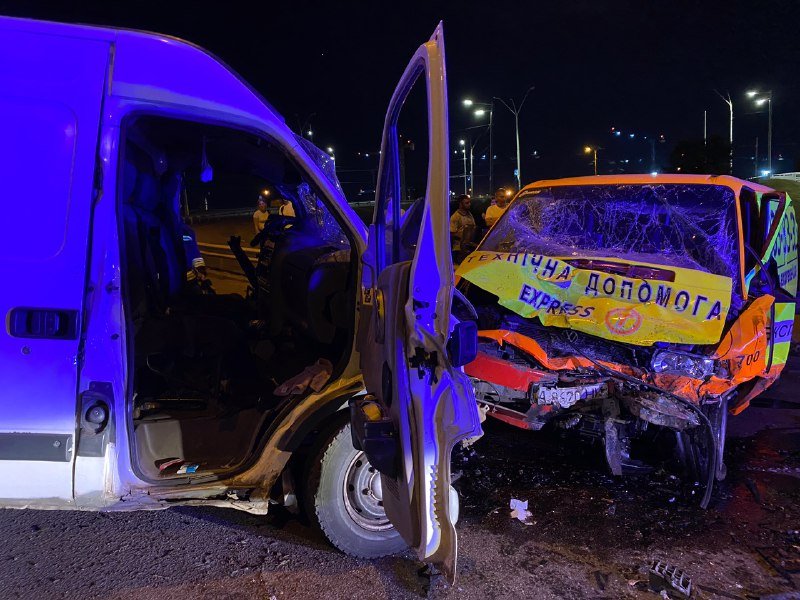 В Киеве на эстакаде возле Северного моста "лоб в лоб" столкнулись два буса 1