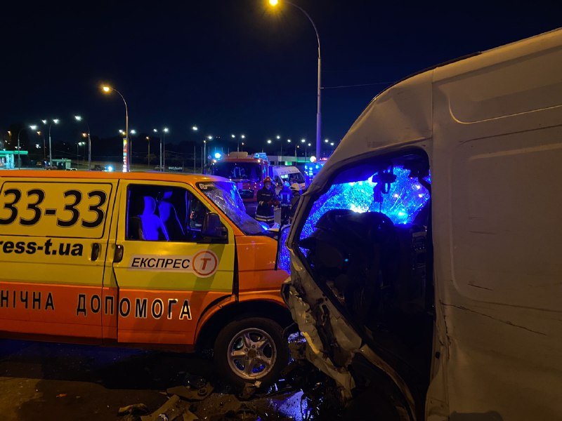 В Киеве на эстакаде возле Северного моста "лоб в лоб" столкнулись два буса 2