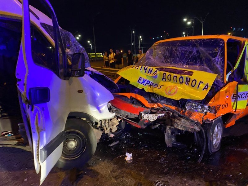 В Киеве на эстакаде возле Северного моста "лоб в лоб" столкнулись два буса 3