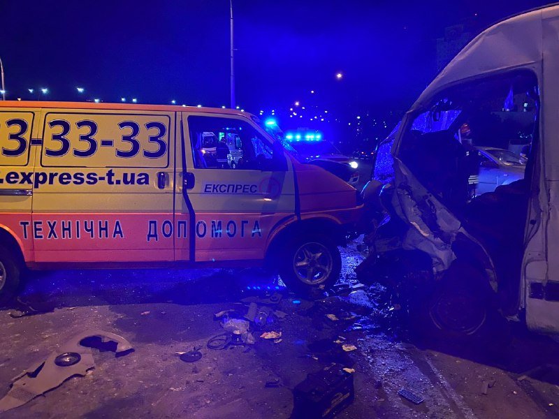 В Киеве на эстакаде возле Северного моста "лоб в лоб" столкнулись два буса 4