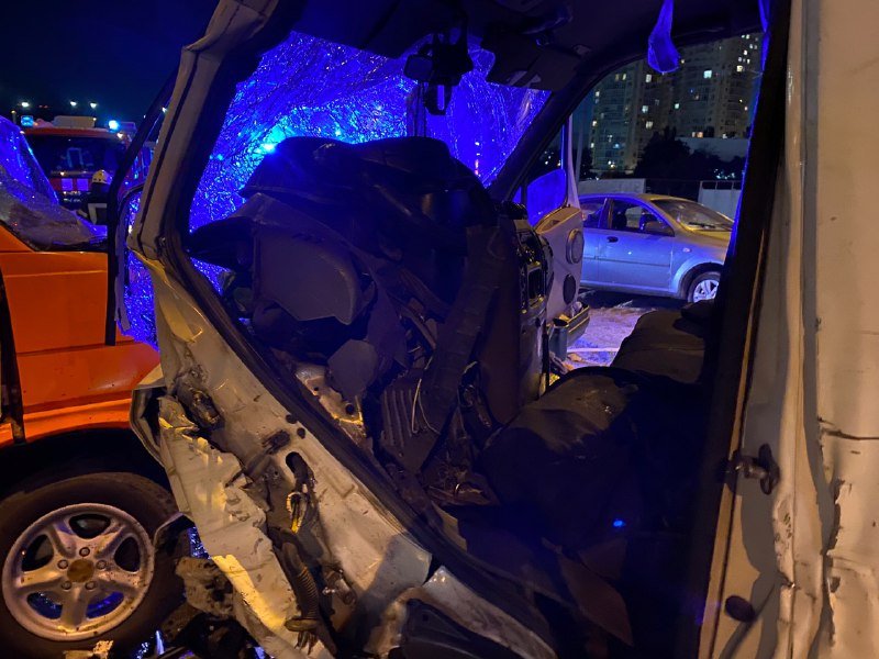 В Киеве на эстакаде возле Северного моста "лоб в лоб" столкнулись два буса 5