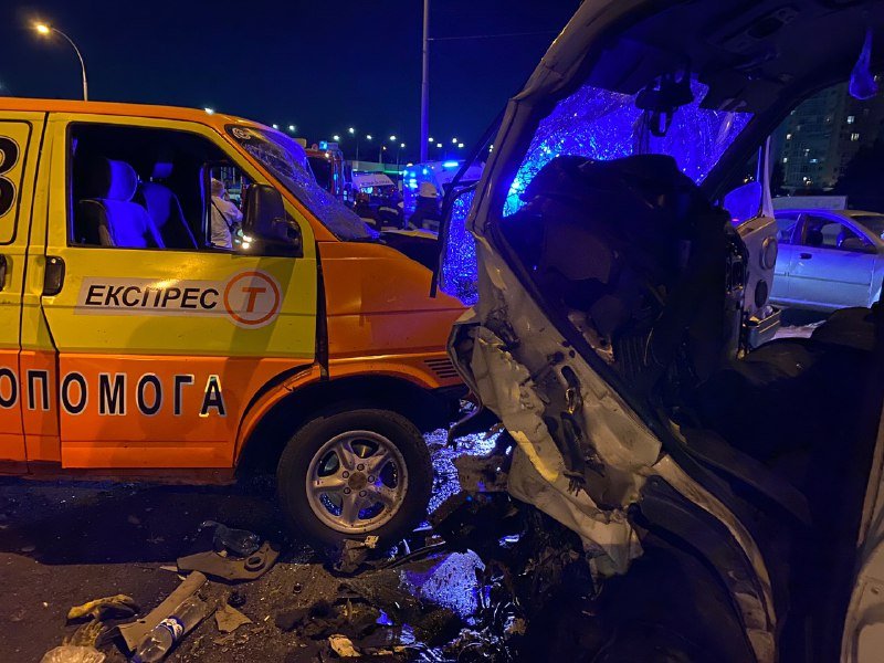 В Киеве на эстакаде возле Северного моста "лоб в лоб" столкнулись два буса 6