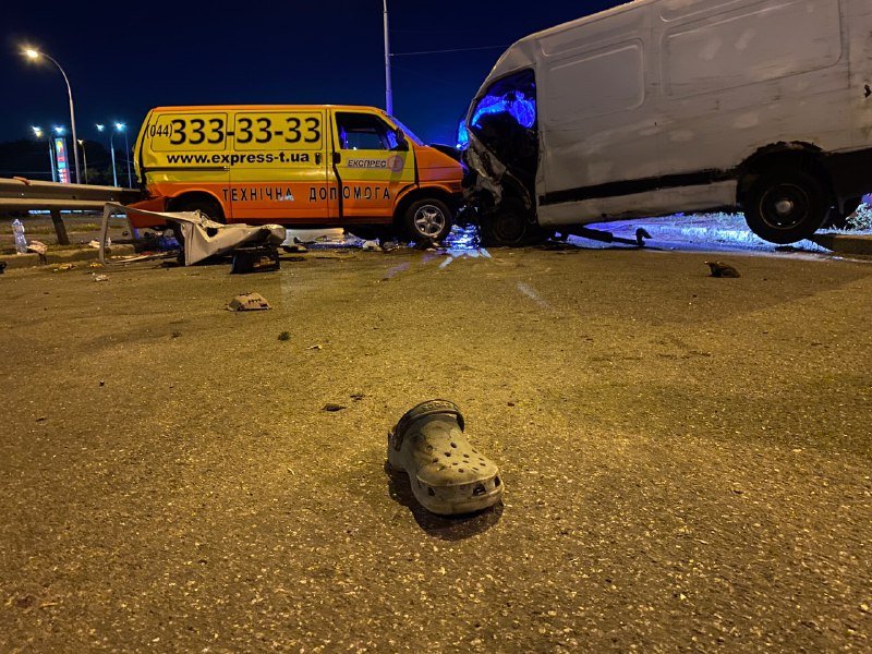 В Киеве на эстакаде возле Северного моста "лоб в лоб" столкнулись два буса 7