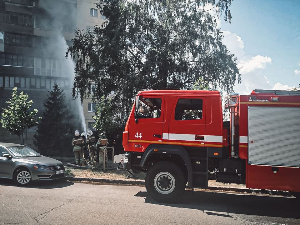 В Киеве во время пожара в многоэтажке погибла женщина 3