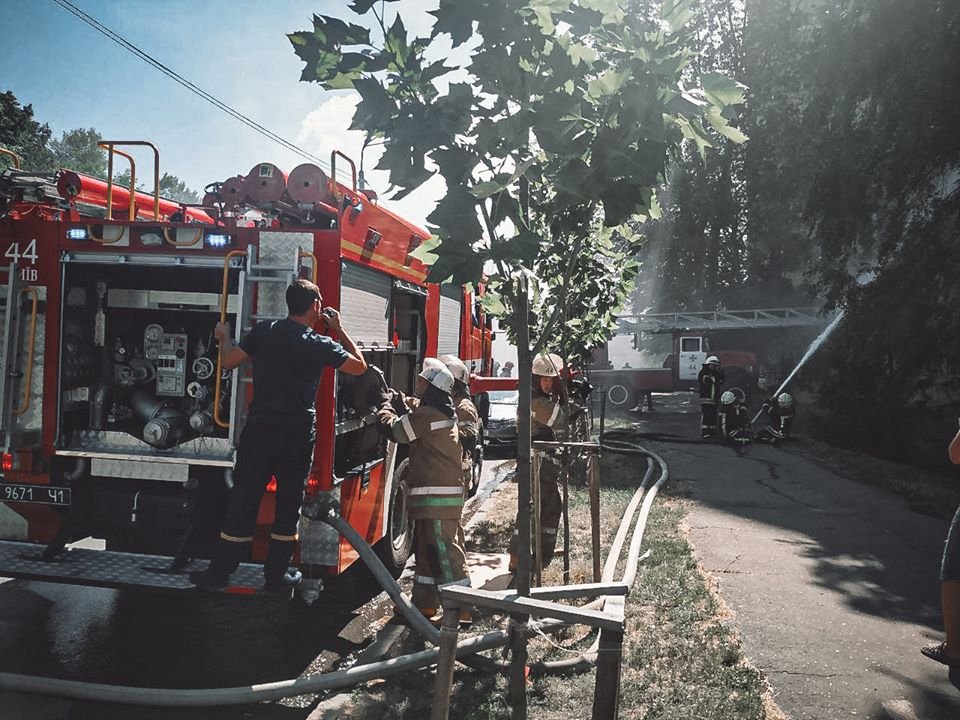 В Киеве во время пожара в многоэтажке погибла женщина 5
