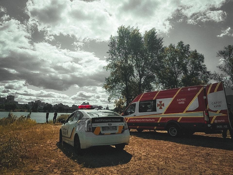 В Киеве из озера достали тело мужчины 1