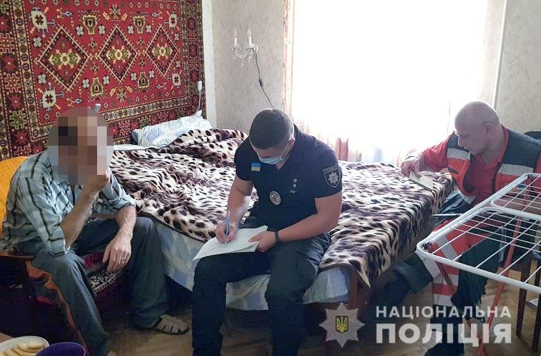 В Киеве мужчина во время ссоры с мамой ремнем связал ей руки 1