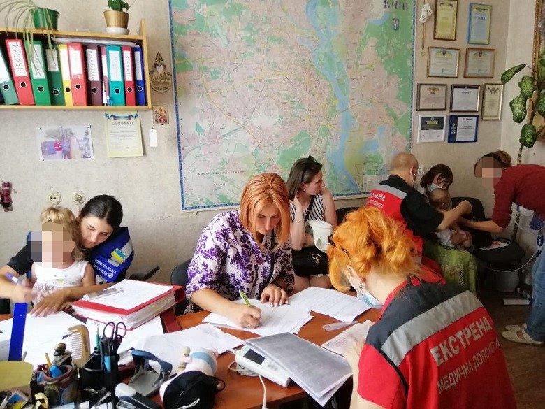 В Киеве бабушка оставила коляску с двумя маленькими внучками возле магазина и не вернулась 2