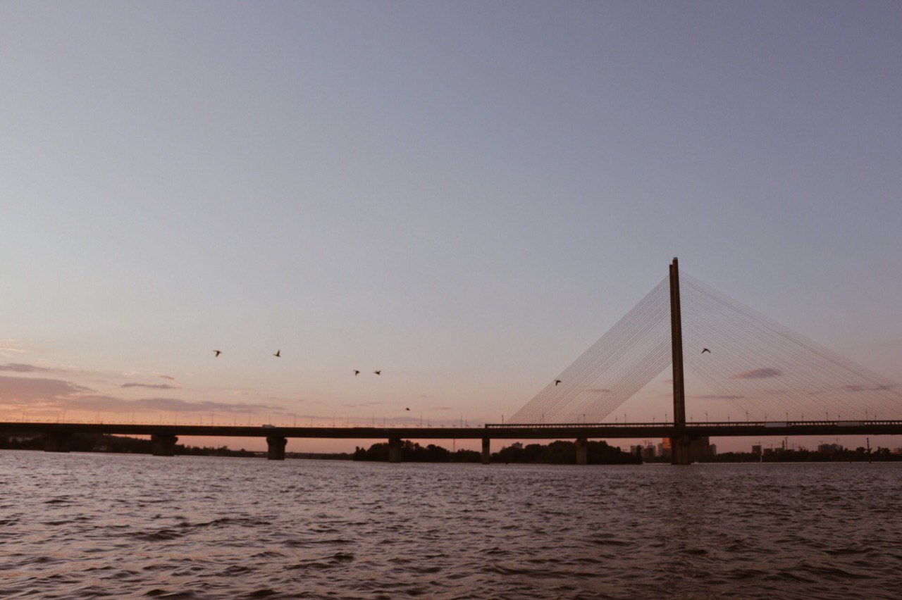 Как выглядит закат над Киевом, который можно увидеть с вод Днепра: особый взгляд на любимый город 3