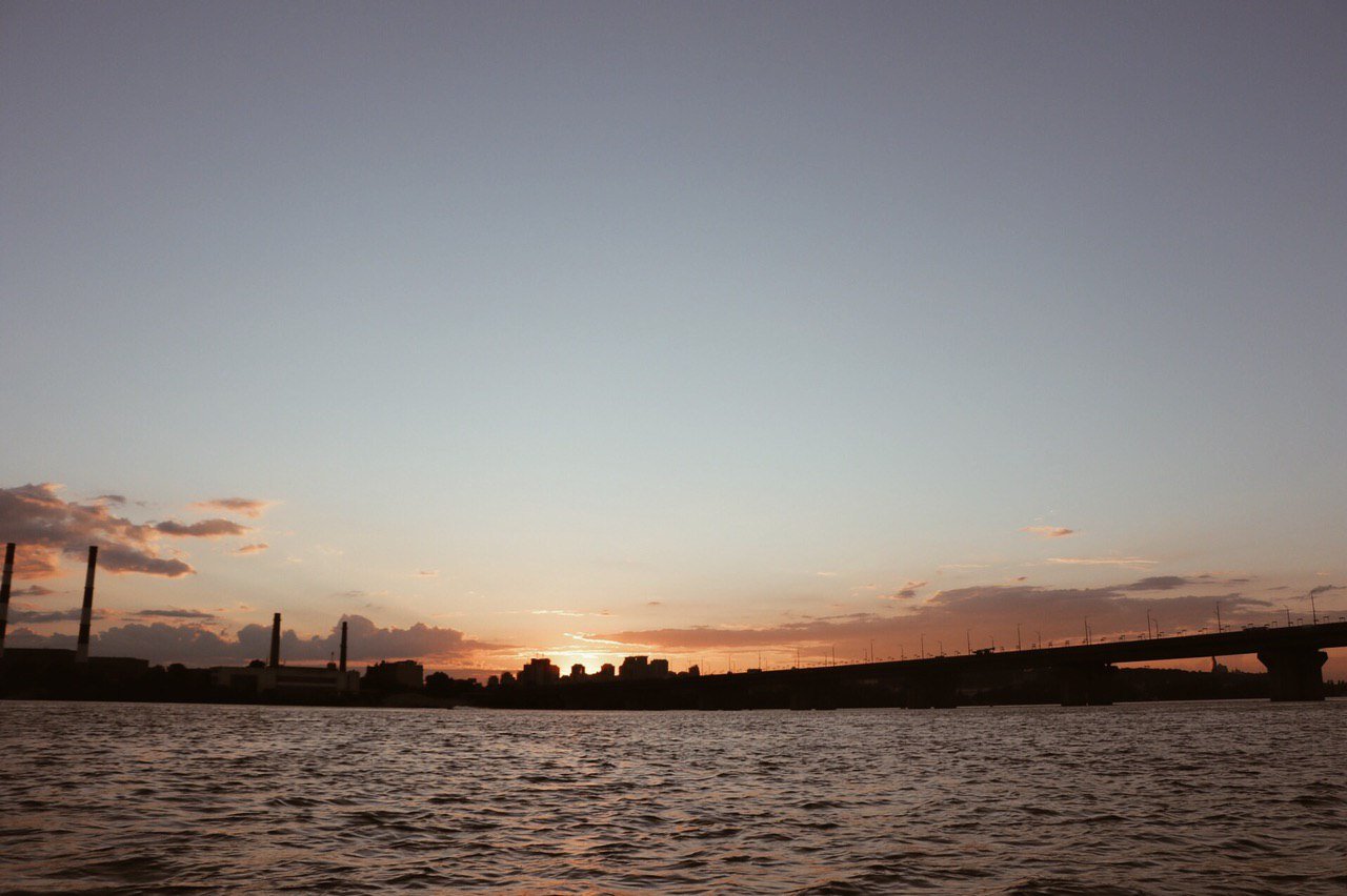 Как выглядит закат над Киевом, который можно увидеть с вод Днепра: особый взгляд на любимый город 6