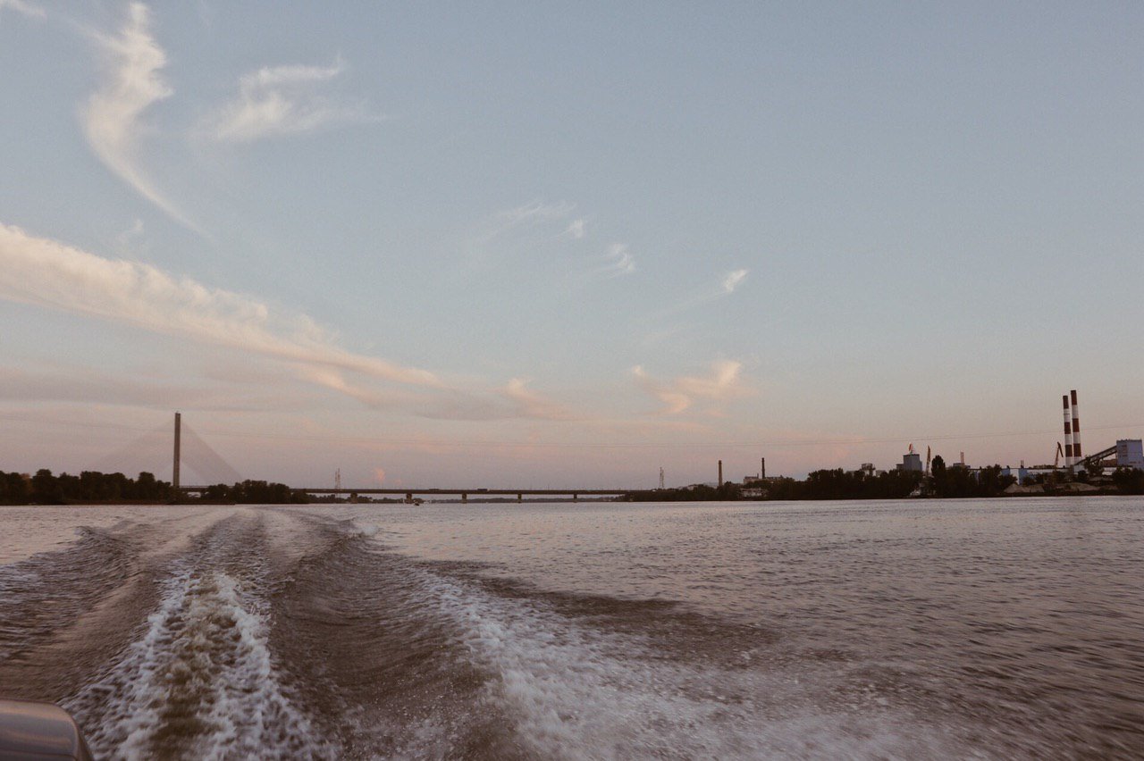 Как выглядит закат над Киевом, который можно увидеть с вод Днепра: особый взгляд на любимый город 7