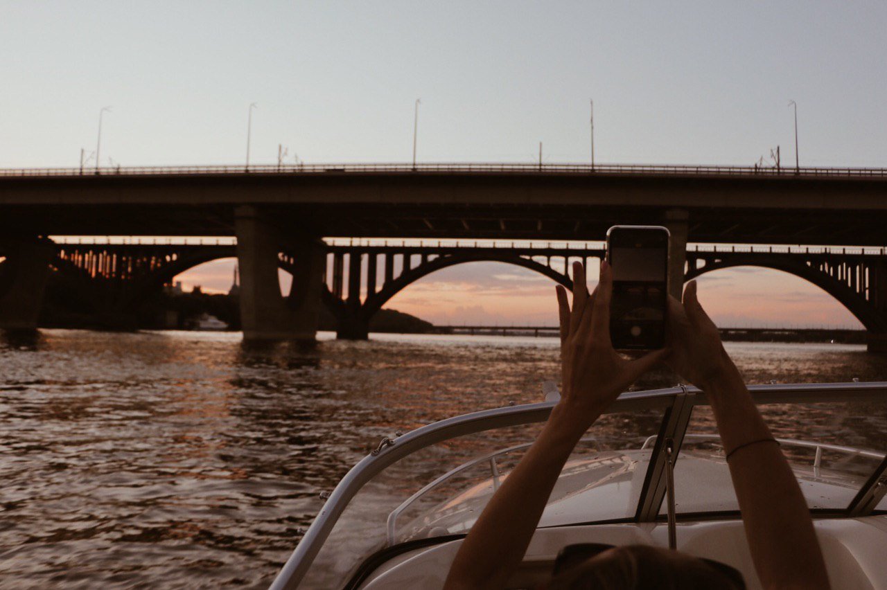 Как выглядит закат над Киевом, который можно увидеть с вод Днепра: особый взгляд на любимый город 8