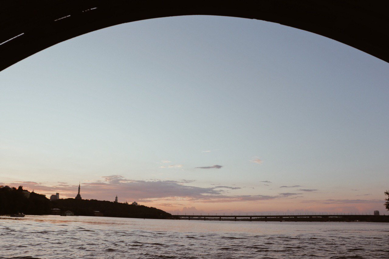 Как выглядит закат над Киевом, который можно увидеть с вод Днепра: особый взгляд на любимый город 9