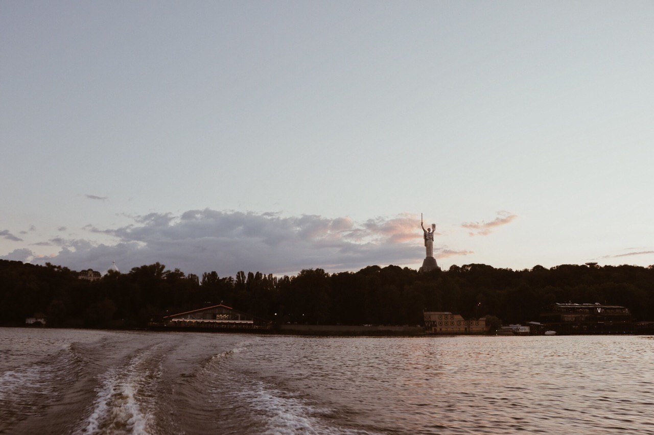 Как выглядит закат над Киевом, который можно увидеть с вод Днепра: особый взгляд на любимый город 10