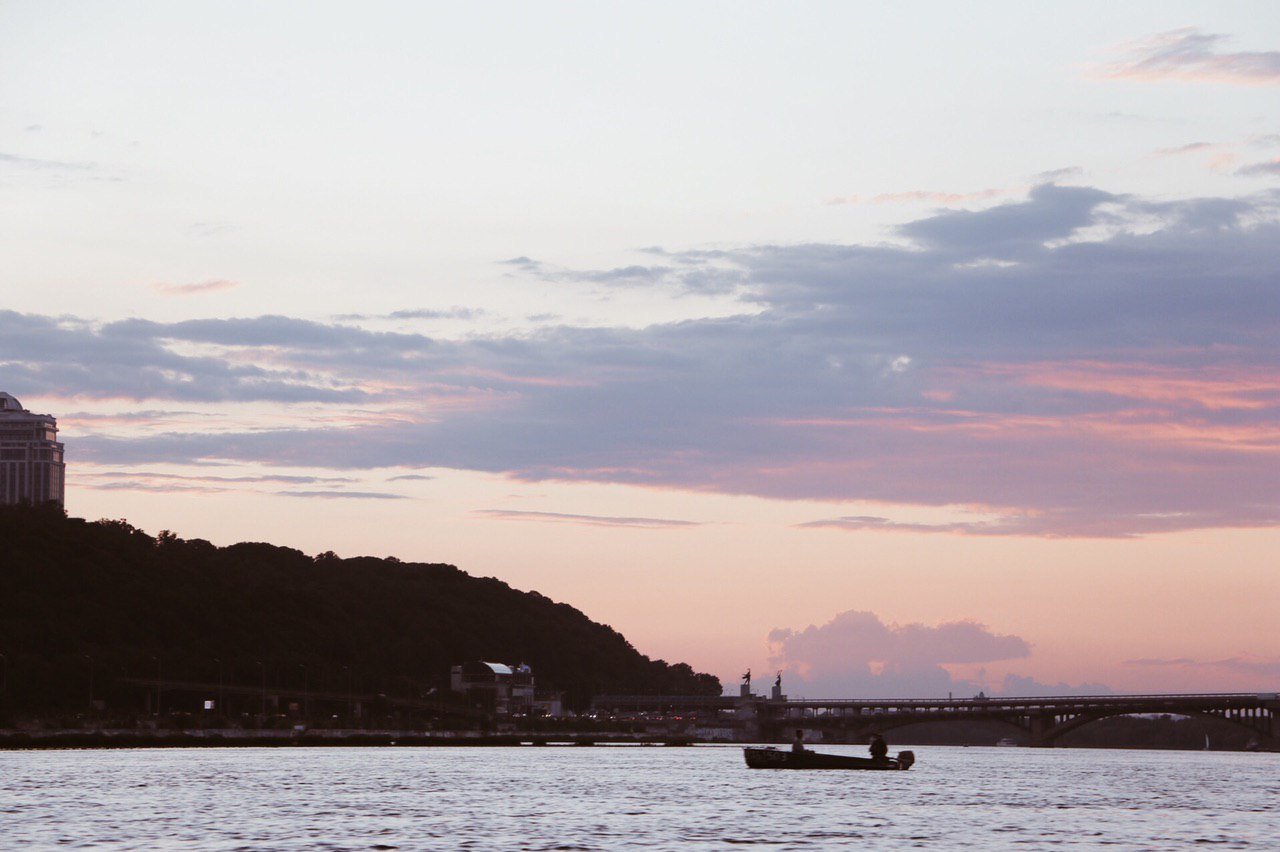 Как выглядит закат над Киевом, который можно увидеть с вод Днепра: особый взгляд на любимый город 13