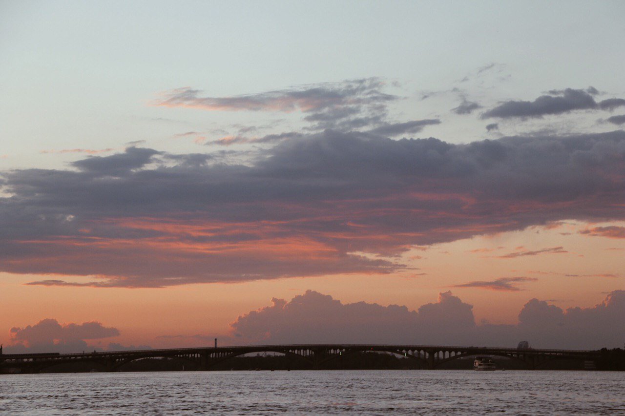 Как выглядит закат над Киевом, который можно увидеть с вод Днепра: особый взгляд на любимый город 14