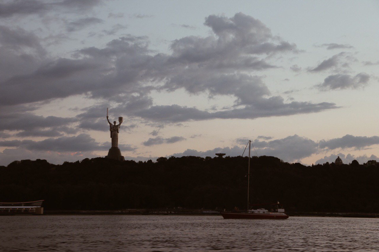 Как выглядит закат над Киевом, который можно увидеть с вод Днепра: особый взгляд на любимый город 16